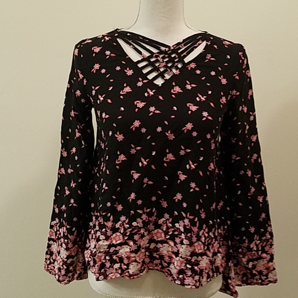 (4 for $10) Pink Republic Flowery top with flared arms